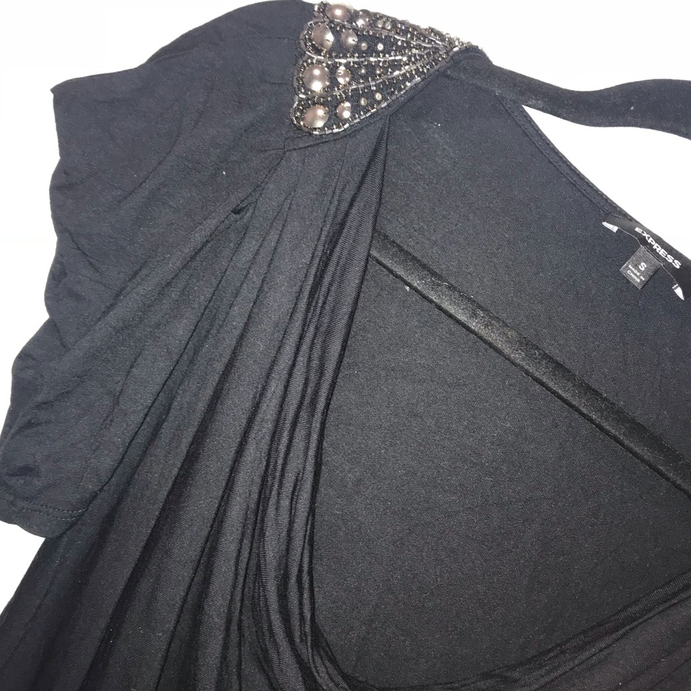 Express t-shirt with embellished shoulders